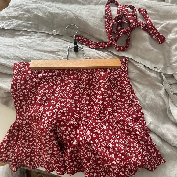 Zara red floral mini skirt - Picture 3 of 3